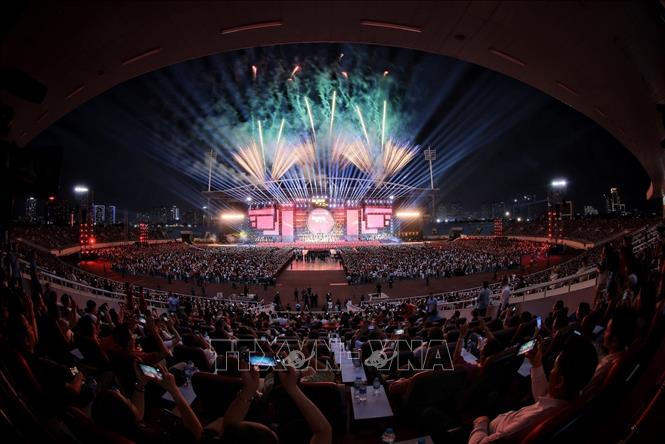 Màn trình diễn pháo hoa nghệ thuật tại sân vận động Mỹ Đình. Ảnh: Phạm Tuấn Anh - TTXVN

