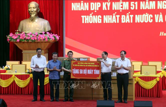 Đại tướng Lương Tam Quang, Ủy viên Bộ Chính trị, Bộ trưởng Bộ Công an trao 50 bộ máy tính tặng 4 phường, xã: Sơn Nam, Phố Hiến, Hồng Châu, Tân Hưng (tỉnh Hưng Yên). Ảnh: Nguyễn Công Hải - TTXVN

