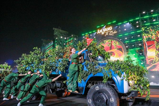 Tiết mục nghệ thuật tại chương trình. Ảnh: Khánh Hoà - TTXVN