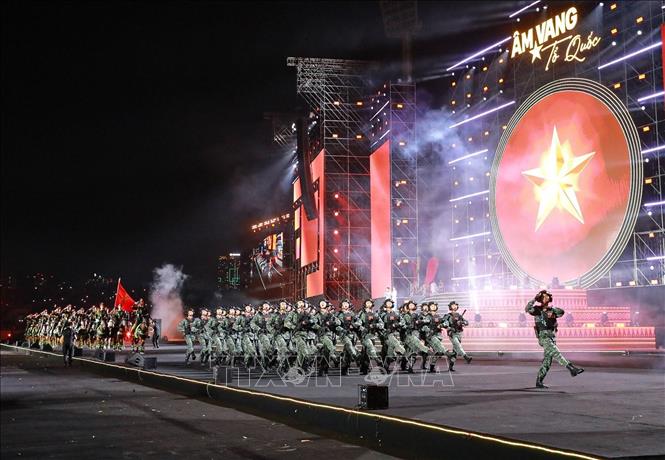 Tiết mục nghệ thuật Bình yên Tổ quốc - Diễu binh kết hợp biểu diễn. Ảnh: Khánh Hoà - TTXVN