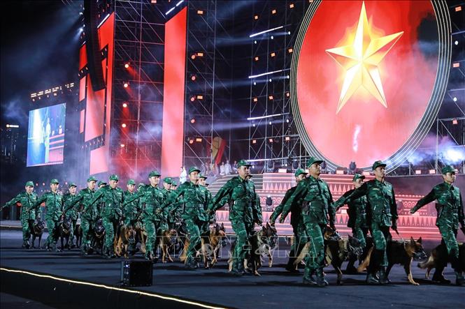 Tiết mục nghệ thuật Bình yên Tổ quốc - Diễu binh kết hợp biểu diễn. Ảnh: Khánh Hoà - TTXVN