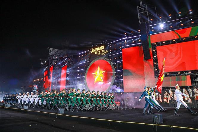 Tiết mục nghệ thuật Bình yên Tổ quốc - Diễu binh kết hợp biểu diễn. Ảnh: Khánh Hoà - TTXVN
