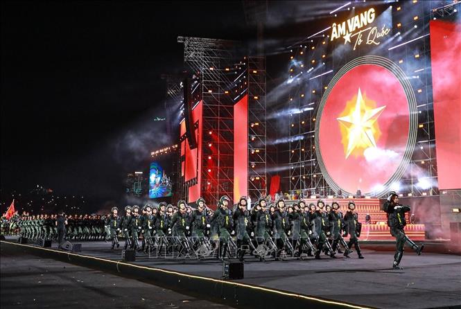 Tiết mục nghệ thuật Bình yên Tổ quốc - Diễu binh kết hợp biểu diễn. Ảnh: Khánh Hoà - TTXVN
