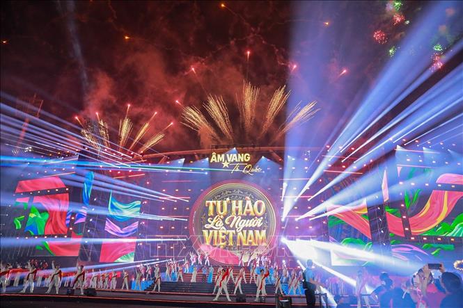 Tiết mục nghệ thuật đặc sắc kết hợp âm thanh, ánh sáng và màn pháo hoa rực rỡ tại chương trình. Ảnh: Khánh Hoà - TTXVN