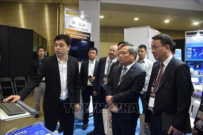 Chủ tịch UBND thành phố Hà Nội Vũ Đại Thắng nghe giới thiệu của đại diện một doanh nghiệp chuyển đổi số của Việt Nam tại SusHi Tech Tokyo 2026. Ảnh: Nguyễn Tuyến – Pv TTXVN tại Nhật Bản