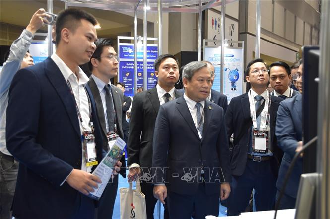 Chủ tịch UBND thành phố Hà Nội Vũ Đại Thắng tham quan khu vực trưng bày của các doanh nghiệp chuyển đổi số và công nghệ Việt Nam tại Triển lãm công nghệ cao SusHi Tech Tokyo 2026. Ảnh: Nguyễn Tuyến – Pv TTXVN tại Nhật Bản