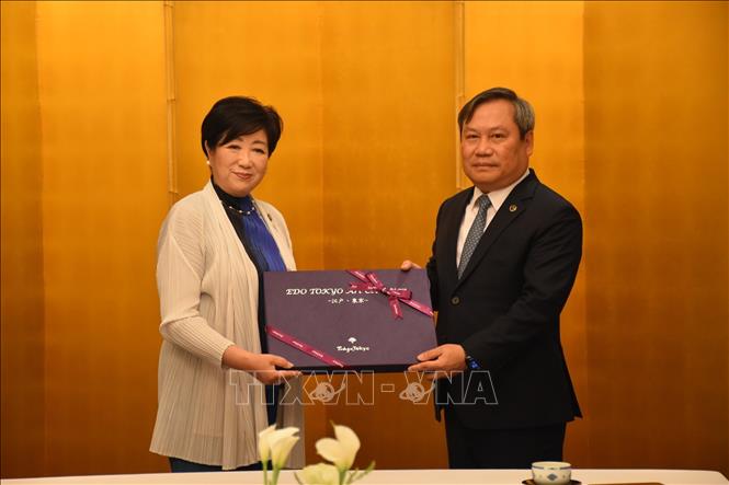 Thống đốc Tokyo, bà Koike Yuriko tặng quà lưu niệm cho Chủ tịch UBND thành phố Hà Nội Vũ Đại Thắng. Ảnh: Nguyễn Tuyến – Pv TTXVN tại Nhật Bản