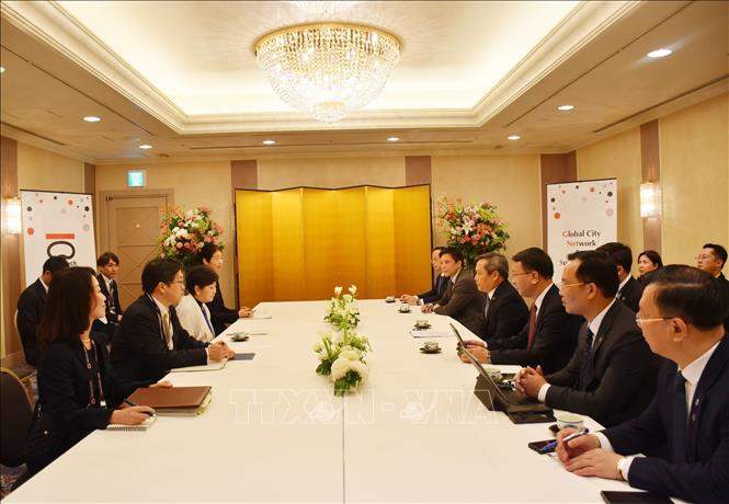 Chủ tịch UBND thành phố Hà Nội Vũ Đại Thắng hội kiến Thống đốc Tokyo, bà Koike Yuriko. Ảnh: Nguyễn Tuyến – Pv TTXVN tại Nhật Bản