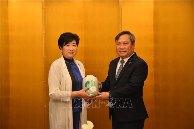 Chủ tịch UBND thành phố Hà Nội Vũ Đại Thắng tặng quà lưu niệm cho Thống đốc Tokyo, bà Koike Yuriko. Ảnh: Nguyễn Tuyến – Pv TTXVN tại Nhật Bản
