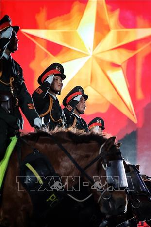 Khối kỵ binh đang tiến vào sân khấu. Ảnh: Phạm Tuấn Anh - TTXVN