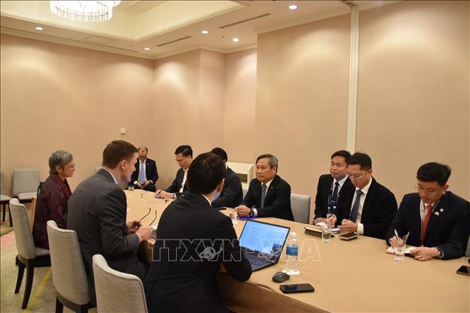 Chủ tịch UBND thành phố Hà Nội Vũ Đại Thắng tiếp xúc song phương với đại diện Ngân hàng Phát triển châu Á (ADB). Ảnh: Nguyễn Tuyến – Pv TTXVN tại Nhật Bản