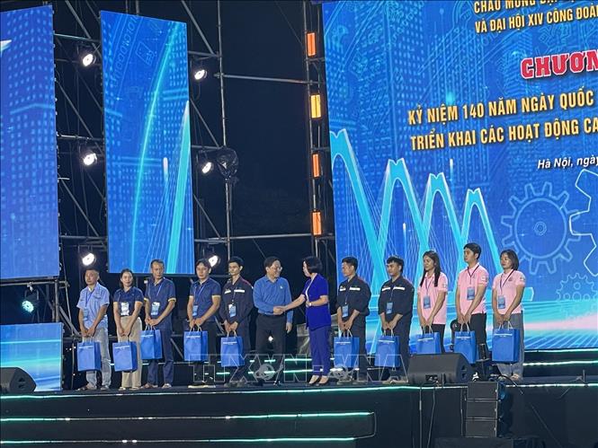 Ban tổ chức trao quà động viên công nhân lao động có hoàn cảnh khó khăn trên địa bàn thành phố. Ảnh: Hùng Mạnh - TTXVN