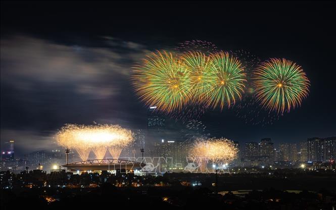 Firework displays at the art program. VNA Photo: Phạm Tuấn Anh, Khánh Hoà