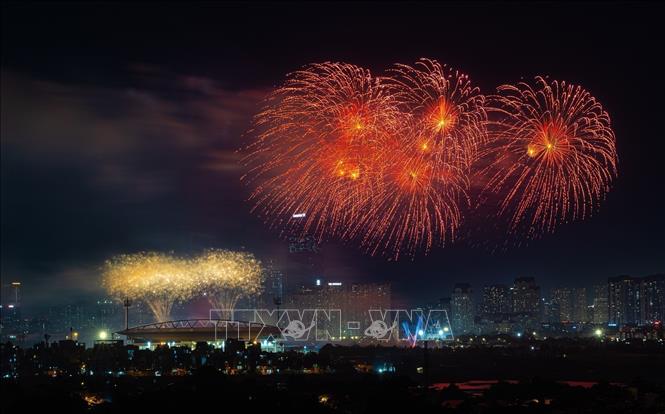 Firework displays at the art program. VNA Photo: Phạm Tuấn Anh, Khánh Hoà