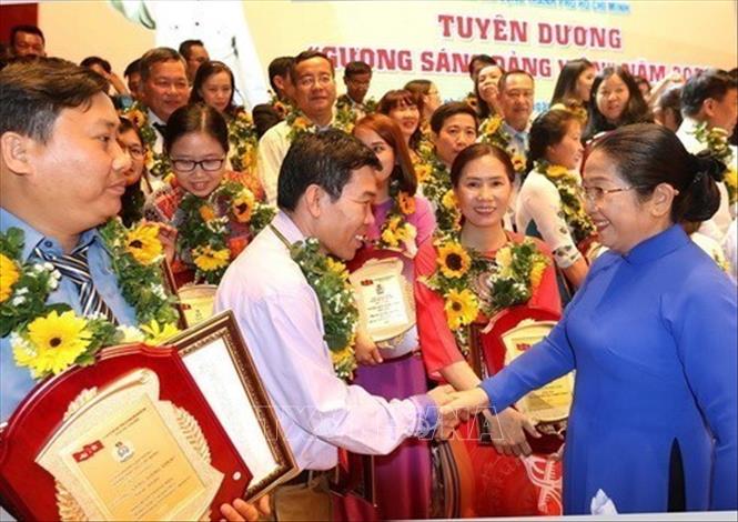 Bà Võ Thị Dung, Phó Bí thư Thành ủy Thành phố Hồ Chí Minh thăm hỏi động viên các điển hình “Gương sáng đảng viên” năm 2020. Đây là những đảng viên có nhiều đóng góp trong công tác xây dựng Đảng, hoạt động Công đoàn, nhất là công tác phát triển đảng viên là công nhân, lao động trong các doanh nghiệp. Ảnh: Thanh Vũ - TTXVN