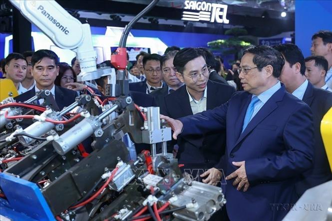 Thủ tướng Phạm Minh Chính tham quan các sản phẩm tại Triển lãm quốc tế Đổi mới sáng tạo Việt Nam năm 2023 (VIIE 2023). Ảnh: Dương Giang - TTXVN