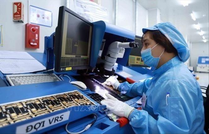 Giai cấp công nhân nước ta luôn tiên phong trong sự nghiệp xây dựng CNXH, là lực lượng đi đầu trong sự nghiệp công nghiệp hóa, hiện đại hóa đất nước. Trong ảnh: Công nhân Công ty điện tử YPE Vina - Hàn Quốc Kiểm tra sản phẩm bản mạch điện tử. Ảnh: Hoàng Hùng - TTXVN