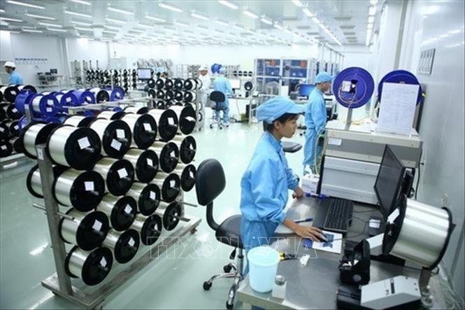 Giai cấp công nhân nước ta luôn tiên phong trong sự nghiệp xây dựng CNXH, là lực lượng đi đầu trong sự nghiệp công nghiệp hóa, hiện đại hóa đất nước. Trong ảnh: Dây chuyền sản xuất sợi quang được VNPT nghiên cứu và sản xuất thành công. Ảnh: Minh Quyết - TTXVN