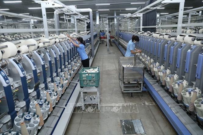 Dây chuyền sản xuất sợi xuất khẩu của Công ty CP VinaTex Hồng Lĩnh tại cụm công nghiệp Hồng Lĩnh (Hà Tĩnh),. Ảnh: Vũ Sinh - TTXVN