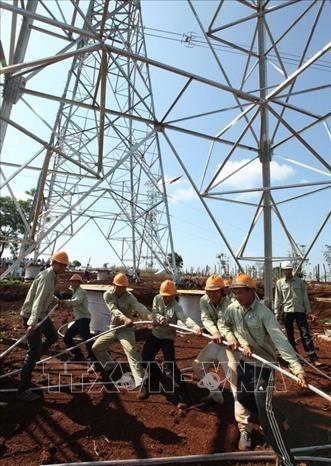 Nhiều công trình là kết tinh trí tuệ, bản lĩnh và công sức của tập thể những người lao động Việt Nam để cống hiến âm thầm cho cộng đồng. Trong ảnh: Công nhân Công ty Xây lắp Điện 4 kéo dây đoạn qua huyện Đắc Song, tỉnh Đăk Nông để phục vụ thi công đường dây 500kV Pleiku - Mỹ Phước - Cầu Bông. Ảnh: Ngọc Hà - TTXVN