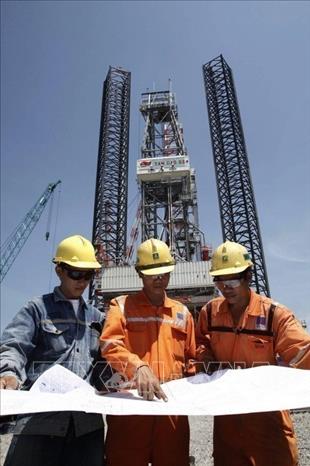 Các kỹ sư,công nhân của PV Shipyard làm việc trên công trường giàn khoan Tam Đảo 03 - niềm tự hào của ngành cơ khí Việt Nam (2012). Ảnh: Hoàng Hải - TTXVN