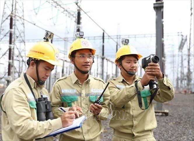 Giai cấp công nhân Việt Nam là cơ sở chính trị - xã hội rộng lớn, trực tiếp của Đảng Cộng sản Việt Nam, tham gia hiệu quả vào công tác xây dựng Đảng. Trong ảnh: Đảng viên trẻ, kỹ sư Nguyễn Hải Đăng là hạt nhân đoàn kết của một tập thể 18 CBCNV của trạm biến áp 500kV Đăk Nông đã vượt qua những khó khăn vất vả, thời tiết khắc nghiệt của vùng đất Tây Nguyên, thực hiện nhiều sáng kiến, cải tiến kỹ thuật, vận hành an toàn trạm. Ảnh: Ngọc Hà - TTXVN