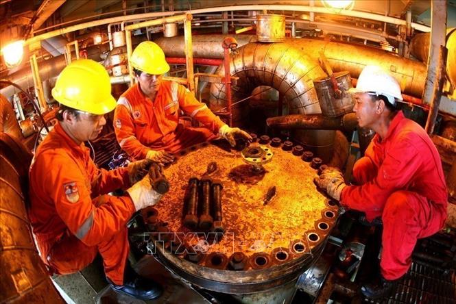 Công nhân Bảo trì, bảo dưỡng thiết bị trên giàn khoan của mỏ Bạch Hổ. Ảnh: Huy Hùng - TTXVN