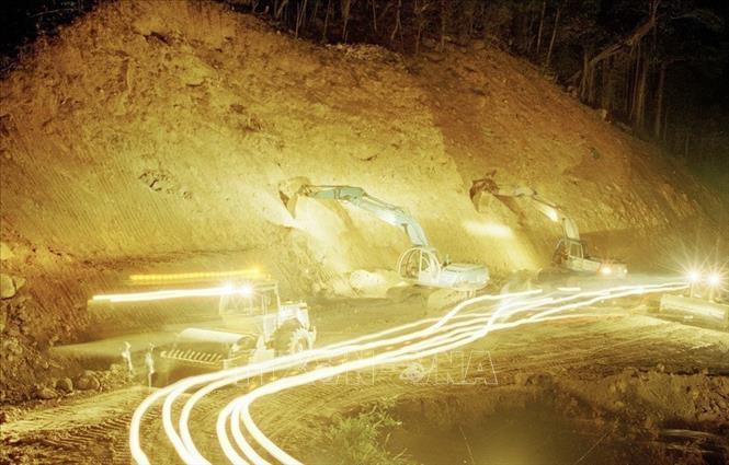 Công nhân công ty xây dựng Lũng Lô thi công xây dựng đường Hồ Chí Minh đoạn qua đèo Sa Mù, một địa hình phức tạp đèo cao, dốc sâu, khí hậu khắc nghiệt (2001). Ảnh: Đình Na - TTXVN