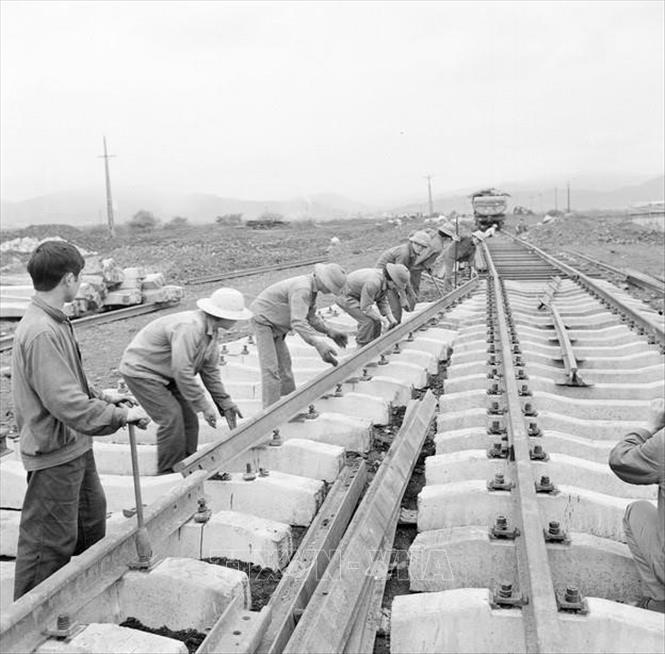 Đầu thế kỷ XX, giai cấp công nhân Việt Nam ra đời, là lực lượng tiên phong của cách mạng Việt Nam, góp phần làm rạng rỡ thêm truyền thống vẻ vang của dân tộc. Ngày nay, giai cấp công nhân Việt Nam đã có những chuyển biến quan trọng, là lực lượng nòng cốt trong liên minh giai cấp công nhân với giai cấp nông dân và đội ngũ trí thức dưới sự lãnh đạo của Ðảng, lực lượng đi đầu trong sự nghiệp công nghiệp hóa, hiện đại hóa đất nước và hội nhập kinh tế quốc tế, đóng góp trực tiếp to lớn vào sự nghiệp xây dựng và phát triển của đất nước. Ảnh: TTXVN