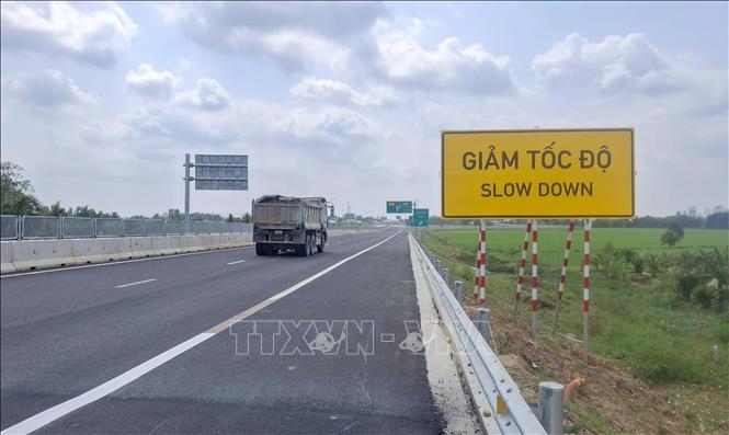 Phương tiện lưu thông trên tuyến cao tốc Cần Thơ - Cà Mau. Ảnh: Thanh Liêm - TTXVN
