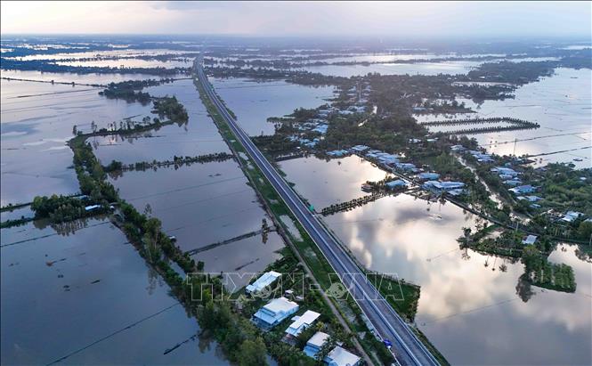 Cao tốc Cần Thơ - Cà Mau đoạn qua xã Vị Thủy, thành phố Cần Thơ. Ảnh: Thanh Liêm - TTXVN