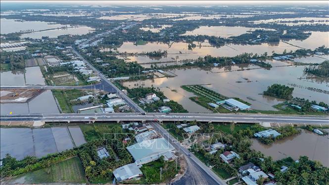 Cao tốc Cần Thơ - Cà Mau đoạn qua xã Vị Thủy, thành phố Cần Thơ. Ảnh: Thanh Liêm - TTXVN