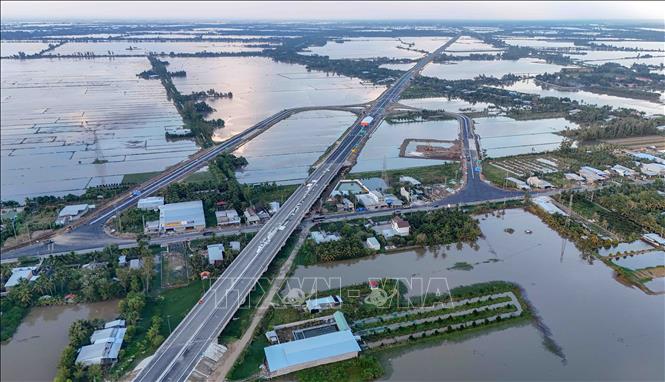 Cao tốc Cần Thơ - Cà Mau đoạn qua xã Vị Thủy, thành phố Cần Thơ. Ảnh: Thanh Liêm - TTXVN