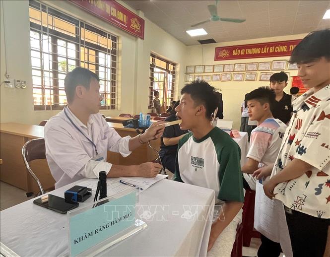 Các bác sĩ khám chữa bệnh tại Trung tâm bảo trợ xã hội tỉnh Cao Bằng. Ảnh: Chu Hiệu-TTXVN