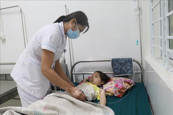 Bác sĩ chăm sóc sức khỏe cho nhân dân tại Trung tâm Y tế Thạch An , tỉnh Cao Bằng. Ảnh: Chu Hiệu-TTXVN