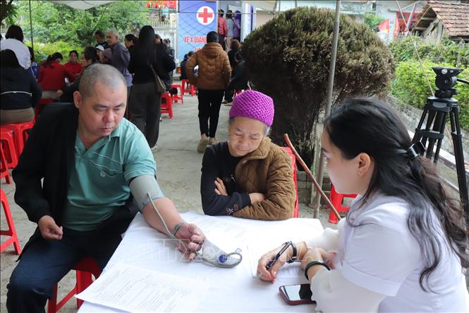 Các bác sĩ khám sáng lọc cho nhân dân xã Đông Khê, tỉnh Cao Bằng. Ảnh: Chu Hiệu-TTXVN