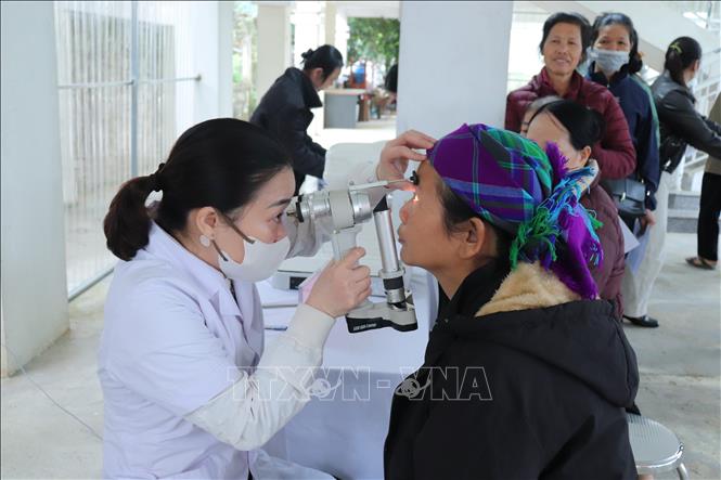 Các bác sĩ khám sáng lọc cho nhân dân xã Đông Khê, tỉnh Cao Bằng. Ảnh: Chu Hiệu-TTXVN