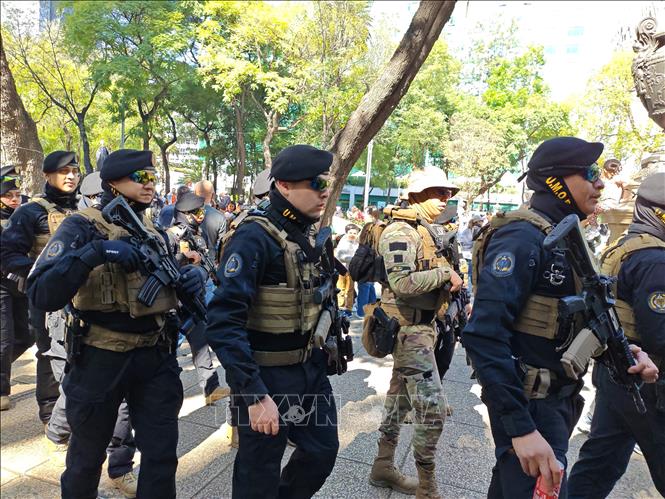 Binh sĩ và lực lượng an ninh được tăng cường triển khai trên toàn quốc nhằm ngăn chặn nguy cơ bạo lực sau khi lực lượng chức năng Mexico bắt giữ đối tượng nghi thủ lĩnh mới của băng ma túy khét tiếng CJNG. Ảnh: Phương Lan - PVTTXVN tại Mexico 