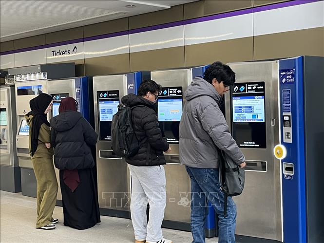 Hệ thống bán vé tự động tại ga tàu điện ngầm London.  Ảnh: Hương Giang - PV TTXVN tại Anh
