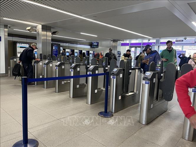 Cổng soát vé thông minh tại Anh. Ảnh: Hương Giang - PV TTXVN tại Anh