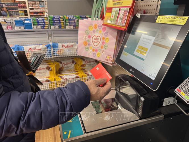 Thẻ Monzo, biểu tượng của thế hệ ngân hàng số mới tại Anh. Ảnh: Hương Giang - PV TTXVN tại Anh