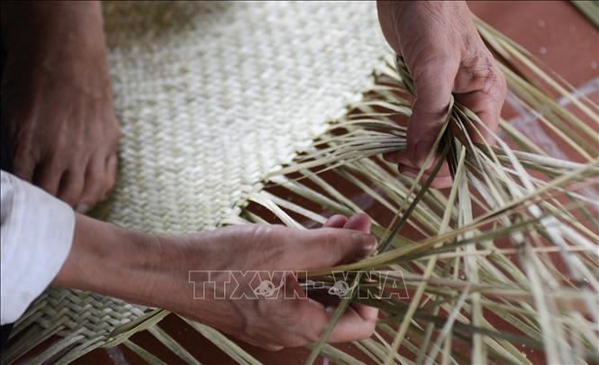 The nimble fingers of Pho Trach villagers weave Bang grass together to create beautiful traditional products. VNA Photo: Văn Dũng