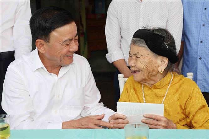 Thường trực Ban Bí thư Trần Cẩm Tú thăm hỏi, tặng quà Mẹ Việt Nam Anh hùng Trần Thị Em, xã Đại Huệ, tỉnh Nghệ An. Ảnh: Phương Hoa - TTXVN
