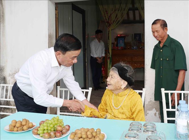 Thường trực Ban Bí thư Trần Cẩm Tú thăm hỏi Mẹ Việt Nam Anh hùng Trần Thị Em, xã Đại Huệ, tỉnh Nghệ An. Ảnh: Phương Hoa - TTXVN
