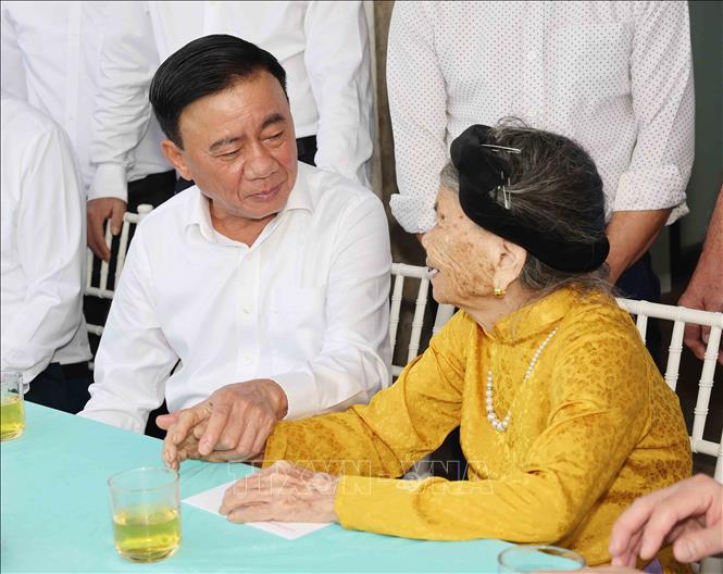Thường trực Ban Bí thư Trần Cẩm Tú thăm hỏi Mẹ Việt Nam Anh hùng Trần Thị Em, xã Đại Huệ, tỉnh Nghệ An. Ảnh: Phương Hoa - TTXVN
