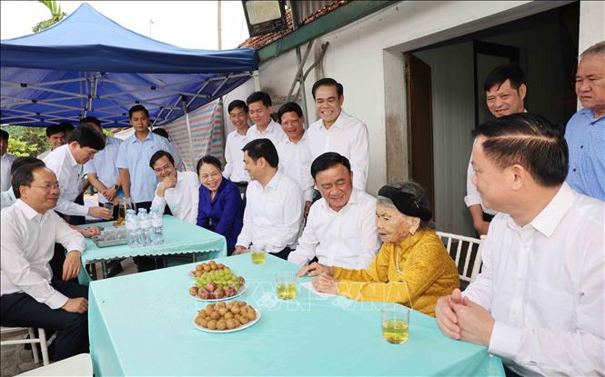 Thường trực Ban Bí thư Trần Cẩm Tú cùng Đoàn công tác của Trung ương đến thăm, tặng quà Mẹ Việt Nam Anh hùng Trần Thị Em, xã Đại Huệ, tỉnh Nghệ An. Ảnh: Phương Hoa - TTXVN
