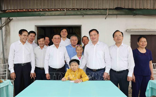 Thường trực Ban Bí thư Trần Cẩm Tú cùng Đoàn công tác của Trung ương thăm, tặng quà Mẹ Việt Nam Anh hùng Trần Thị Em, xã Đại Huệ, tỉnh Nghệ An. Ảnh: Phương Hoa - TTXVN
