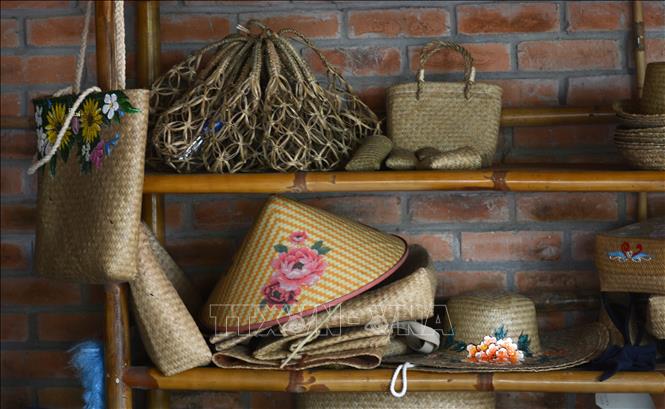 Beautiful products from Bang grass. VNA Photo: Văn Dũng