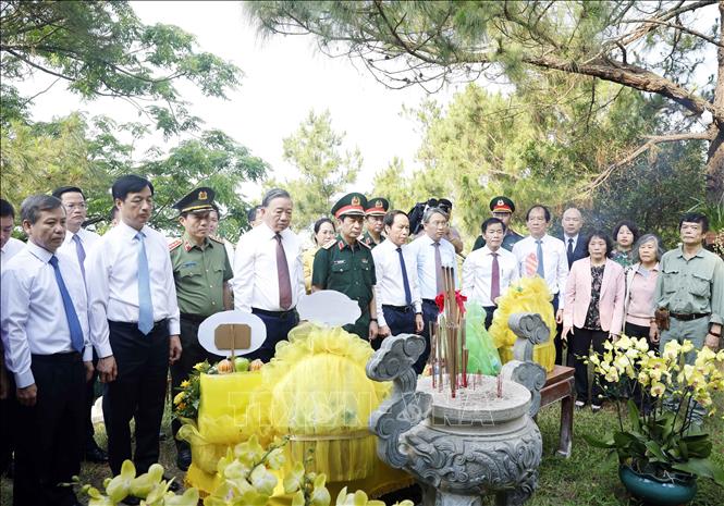 Tổng Bí thư, Chủ tịch nước Tô Lâm cùng Đoàn công tác Trung ương và lãnh đạo tỉnh Quảng Trị dâng hoa, dâng hương tại khu mộ Đại tướng Võ Nguyên Giáp. Ảnh: Thống Nhất – TTXVN