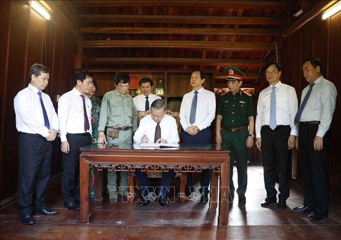 Tổng Bí thư, Chủ tịch nước Tô Lâm ghi lưu bút. Ảnh: Thống Nhất – TTXVN